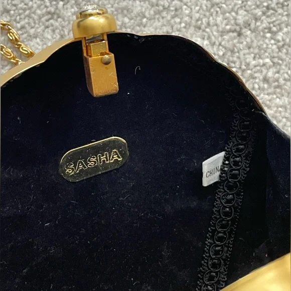 🚚 MOVING SALE Vintage brushed gold Lion's Head hard case minaudière crossbody - Picture 6 of 15